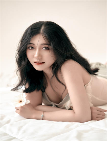 从表演艺术看喜剧片《女朋友》：的文化符号与象征意义 揭示人性的复杂与美好